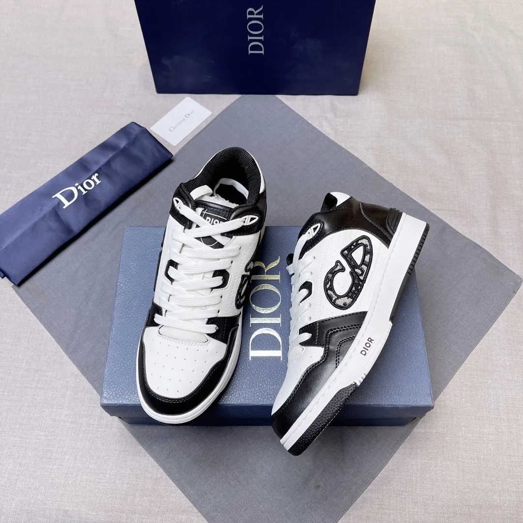P420 Dior B57 low-top sneakers 2024 spring men's series new product launch [Celebrate][Celebrate][Celebrate], reinterpret the basketball shoe design and become Dior's classic item [strong][strong][strong], carefully crafted in black and cream white smooth cowhide, with beige suede, and the leather CD logo is displayed on the side Zhi, the tongue, sole and back side are decorated with various distinctive details to enhance the style[666][666], while the eyelet details, topstitching and rubber panels highlight the dynamic charm of its athletic style[strong][strong][strong]. It has a two-color rubber sole, which can be matched with various clothing to create a refined look. Size: 38 to 45 No. 067